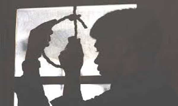 झांसी: जेल में पेड़ से लटककर कैदी ने लगायी फांसी झांसी: जेल में पेड़ से लटककर कैदी ने लगायी फांसी